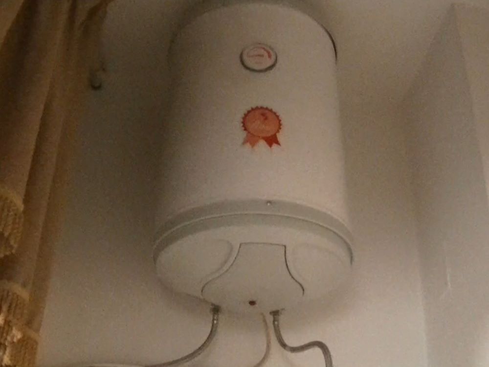 電気湯沸かし器「ギザ」。2人分のシャワー程度のお湯ができる。冬場は1時間くらいかかる。